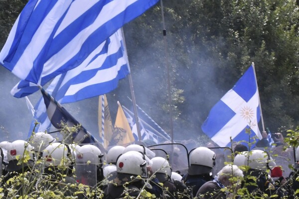 Πρέσπες: Πένθιμα χτυπούσαν οι καμπάνες όταν μιλούσε ο Τσίπρας - Eπεισόδια και χημικά με διαδηλωτές