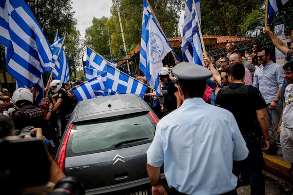 Ο αγνώριστος Σώρρας καταφθάνει στα δικαστήρια και οι οπαδοί του ορμούν στο αυτοκίνητο