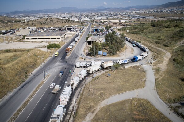 Οι τεράστιες ουρές απορριμματοφόρων στον ΧΥΤΑ Φυλής