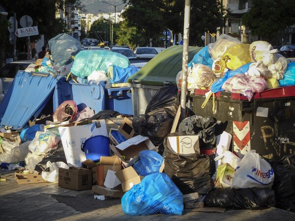 Οι τεράστιες ουρές απορριμματοφόρων στον ΧΥΤΑ Φυλής