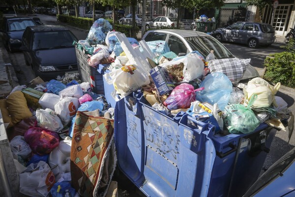 Οι τεράστιες ουρές απορριμματοφόρων στον ΧΥΤΑ Φυλής