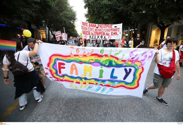 Thessaloniki Pride: Με σύνθημα «Άκρως Οικογενειακόν» και χιλιάδες συμμετέχοντες η Παρέλαση Υπερηφάνειας στη Θεσσαλονίκη