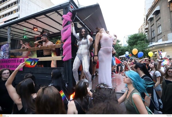 Thessaloniki Pride: Με σύνθημα «Άκρως Οικογενειακόν» και χιλιάδες συμμετέχοντες η Παρέλαση Υπερηφάνειας στη Θεσσαλονίκη