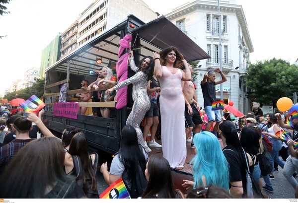 Thessaloniki Pride: Με σύνθημα «Άκρως Οικογενειακόν» και χιλιάδες συμμετέχοντες η Παρέλαση Υπερηφάνειας στη Θεσσαλονίκη