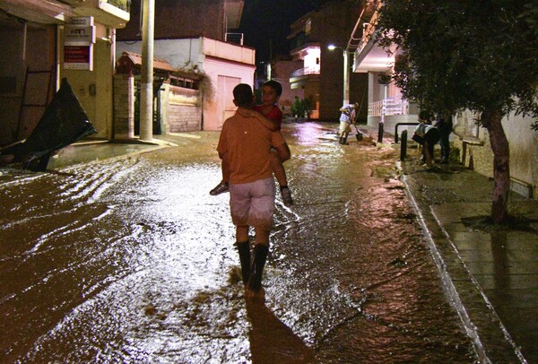 Τραγική η κατάσταση στη Μάνδρα - Σε απόγνωση οι κάτοικοι μετρούν ξανά πληγές από τις πλημμύρες