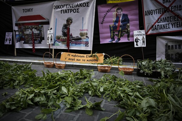 Ένταση και χημικά έξω από το ΥΠΟΙΚ- Μέλη της ΠΟΕΔΗΝ πέταξαν βλήτα προς τους αστυνομικούς