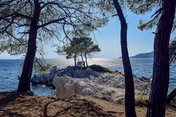 Εκατοντάδες ζευγάρια παντρεύονται σ' ένα ειδυλλιακό ακρωτήρι στην Σκόπελο