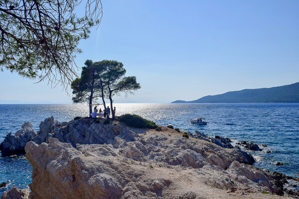 Εκατοντάδες ζευγάρια παντρεύονται σ' ένα ειδυλλιακό ακρωτήρι στην Σκόπελο