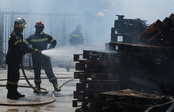 Αναζωπυρώθηκε η πυρκαγιά σε επιχείρηση στο Μενίδι