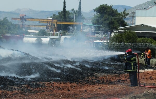 Αναζωπυρώθηκε η πυρκαγιά σε επιχείρηση στο Μενίδι