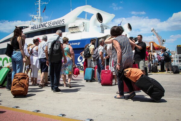 Η πρώτη μεγάλη έξοδος των διακοπών - Πληρότητα σε πλοία και αεροπλάνα και μεγάλη κίνηση για τα νησιά
