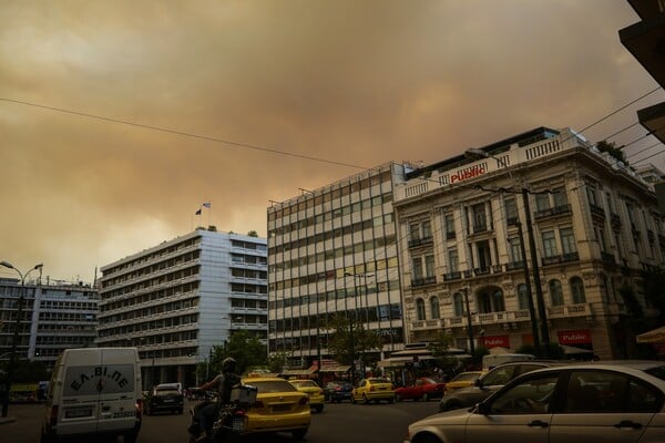 Η Αθήνα πνιγμένη στον καπνό από την πυρκαγιά στην Κινέτα - Εκκενώθηκαν τρεις οικισμοί (ΦΩΤΟΓΡΑΦΙΕΣ)