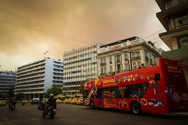 Η Αθήνα πνιγμένη στον καπνό από την πυρκαγιά στην Κινέτα - Εκκενώθηκαν τρεις οικισμοί (ΦΩΤΟΓΡΑΦΙΕΣ)