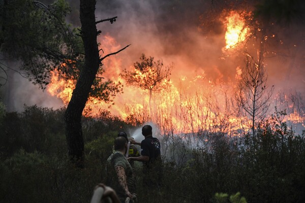 Δραματική η κατάσταση στην Πεντέλη - Εκτός ελέγχου η φωτιά (ΦΩΤΟΓΡΑΦΙΕΣ)