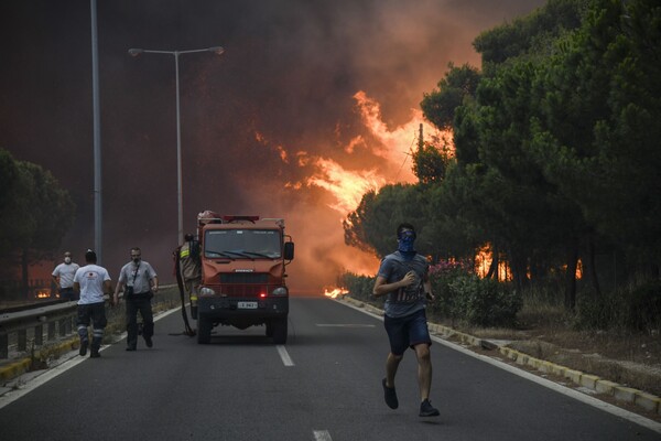 Δραματική η κατάσταση στην Πεντέλη - Εκτός ελέγχου η φωτιά (ΦΩΤΟΓΡΑΦΙΕΣ)