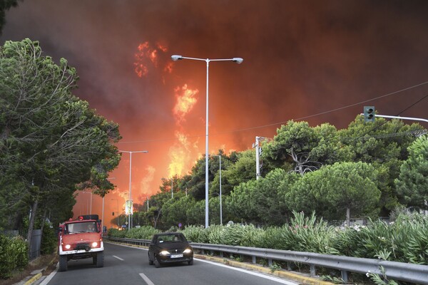 Δραματική η κατάσταση στην Πεντέλη - Εκτός ελέγχου η φωτιά (ΦΩΤΟΓΡΑΦΙΕΣ)