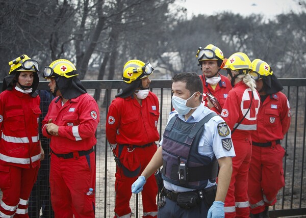 Αργυρή Ακτή: Βρέθηκαν αγκαλιασμένοι - Προσπάθησαν να ξεφύγουν και παγιδεύτηκαν στην άκρη του γκρεμού