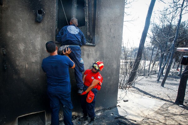 Συνεχίζονται οι έρευνες σε στεριά και θάλασσα για τους αγνοούμενους της φονικής πυρκαγιάς