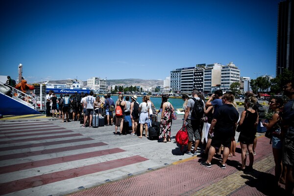 Φεύγουν όλοι - Δείτε το πανδαιμόνιο στον Πειραιά (ΕΙΚΟΝΕΣ)
