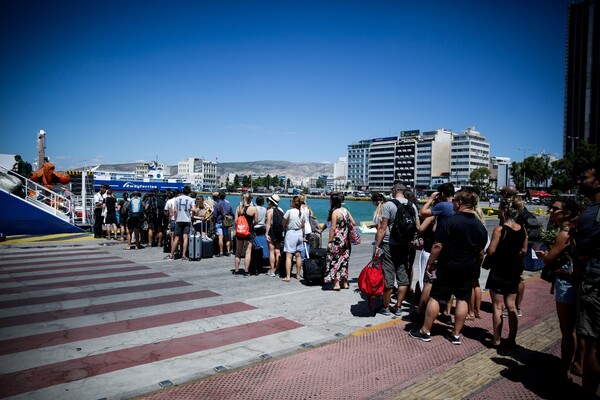 Φεύγουν όλοι - Δείτε το πανδαιμόνιο στον Πειραιά (ΕΙΚΟΝΕΣ)