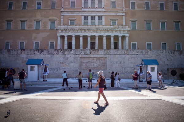Economist: H Οδύσσεια 8 ετών της Ελλάδας δείχνει τις αδυναμίες της Ε.Ε - Κανένα success story