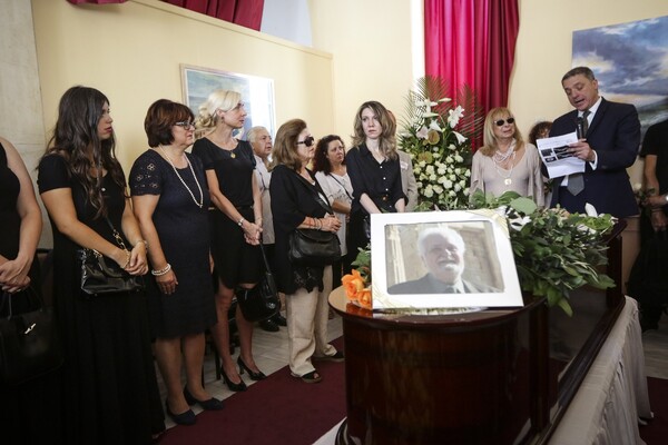 Πολιτικοί, καλλιτέχνες και ο Παυλόπουλος στην κηδεία του Σπύρου Μερκούρη - Συντετριμμένη η Άννα Φόνσου