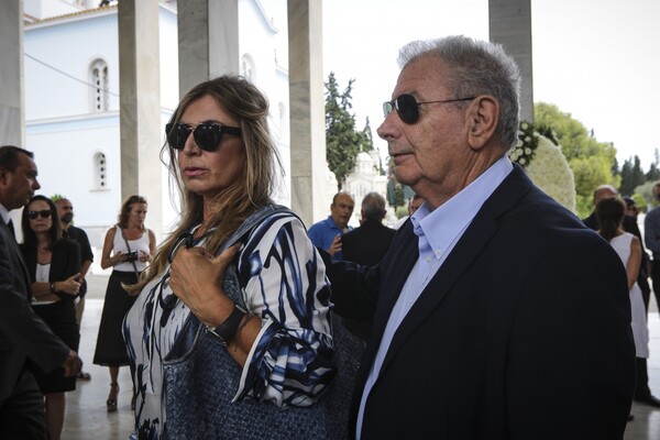 Πολιτικοί, καλλιτέχνες και ο Παυλόπουλος στην κηδεία του Σπύρου Μερκούρη - Συντετριμμένη η Άννα Φόνσου