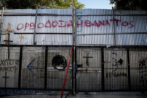 Γέμισαν μηνύματα μίσους, χριστιανικές εικόνες και σταυρούς το εργοτάξιο του τζαμιού στον Βοτανικό