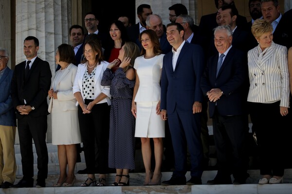 Οικογενειακή φωτογράφιση στη Βουλή - Νέοι και παλιοί ποζάρουν μαζί με τον Τσίπρα