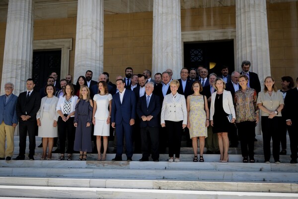 Οικογενειακή φωτογράφιση στη Βουλή - Νέοι και παλιοί ποζάρουν μαζί με τον Τσίπρα