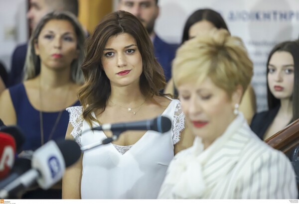 Δάκρυσε και με ένα «ζήτω η Μακεδονία» η Κόλλια Τσαρουχά παρέδωσε στην Κατερίνα Νοτοπούλου (ΒΙΝΤΕΟ)