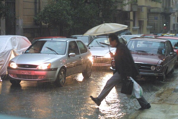 Η κακοκαιρία επιμένει - Δευτέρα με βροχές και καταιγίδες