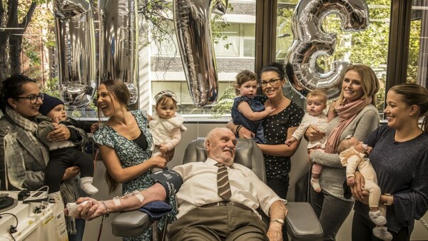 O άντρας με το σπάνιο αίμα έσωσε εκατομμύρια μωρά και χάρισε ζωή για μια τελευταία φορά
