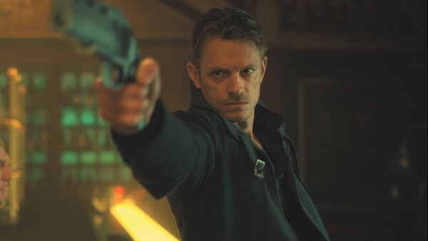 Altered Carbon: Στο μέλλον οι πολλοί θα τον πίνουν ακόμα πιο πολύ