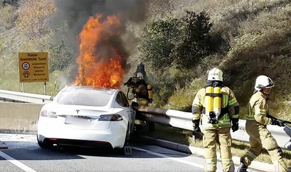 Είναι τα Tesla πιο επικίνδυνα σε περίπτωση ανάφλεξης;