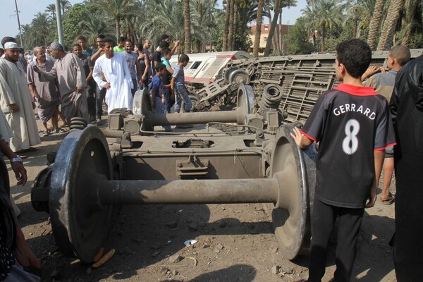 Δεκάδες τραυματίες σε εκτροχιασμό τρένου στην Αίγυπτο- Υπό κράτηση ο οδηγός