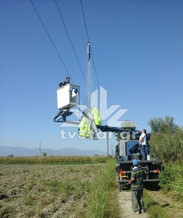 Αλεξιπτωτιστής μπλέχτηκε σε καλώδια της ΔΕΗ στη Βοιωτία (ΦΩΤΟΓΡΑΦΙΕΣ)