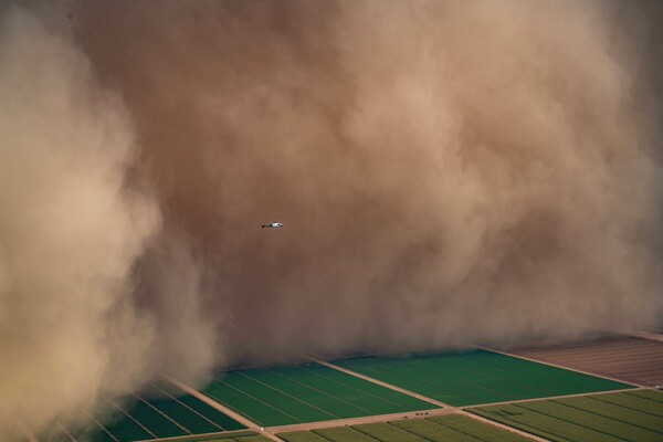 Αμμοθύελλα «καταπίνει» την Αριζόνα - Εντυπωσιακές αεροφωτογραφίες από το φαινόμενο