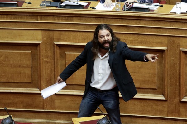 Ο Μπαρμπαρούσης δηλώνει τώρα πως σέβεται το Σύνταγμα - Kάνει λόγο για «λεκτικές υπερβολές»