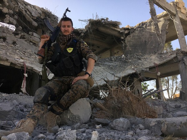 Ένας Ιταλός που πολέμησε εναντίον του ISIS στη Συρία, βοηθά τους πυρόπληκτους στην Αττική