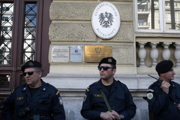 Διαδήλωση κατά του 12ωρου έξω από την πρεσβεία της Αυστρίας στην Αθήνα