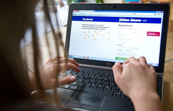 Γερμανία: Εγκρίθηκε σχέδιο με αυστηρά πρόστιμα στο Facebook για σχόλια μίσους
