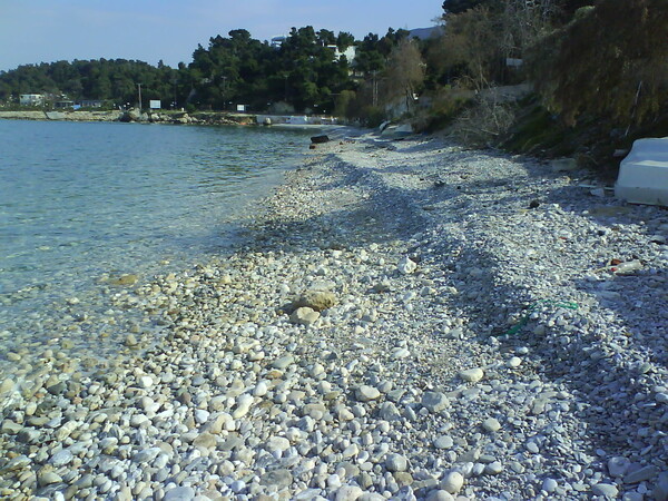 Βρήκαν δακρυγόνα σε παραλία της Αττικής