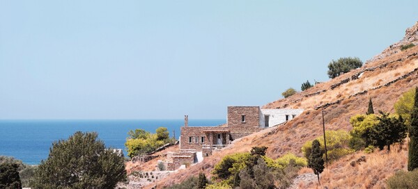 Το απόλυτα καλοκαιρινό σπίτι στην Τζιά μοιάζει σαν να είναι κομμάτι του άγριου τοπίου