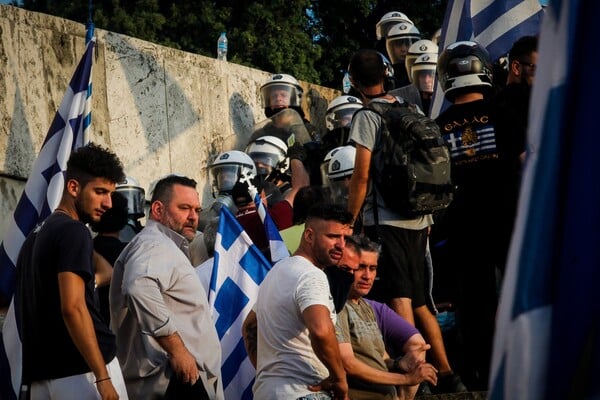 Εισβολή στο προαύλιο της Βουλής - Πετροπόλεμος στο Σύνταγμα