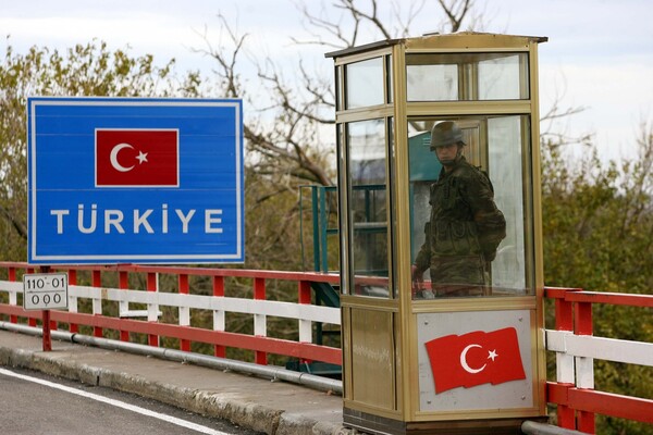 Επιστρέφουν στην Τουρκία οι δύο στρατιωτικοί που συνελήφθησαν στον Έβρο