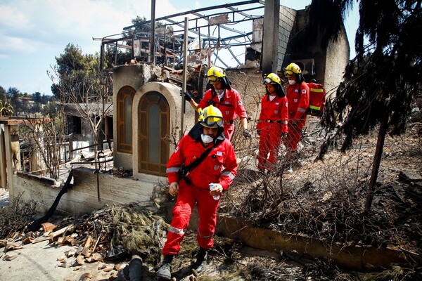 Οι εθελοντές πυροσβέστες διαψεύδουν τα δημοσιεύματα ότι έμειναν νηστικοί στις πυρκαγιές