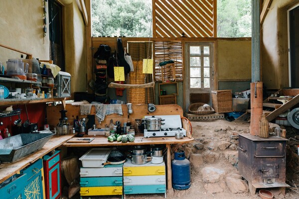 Μια παρέα που ζει μέσα σε σπίτια από αχυρόμπαλες και πηλό στη Βόρεια Εύβοια