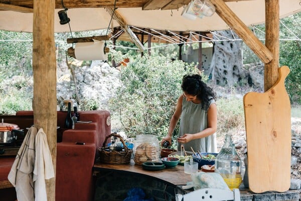 Μια παρέα που ζει μέσα σε σπίτια από αχυρόμπαλες και πηλό στη Βόρεια Εύβοια