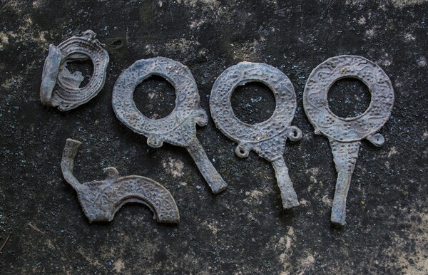 Βρέθηκαν ρωμαϊκοί καθρέφτες, που στο πλαίσιο τους αναγράφεται στα ελληνικά το μήνυμα «ψυχή καλή»